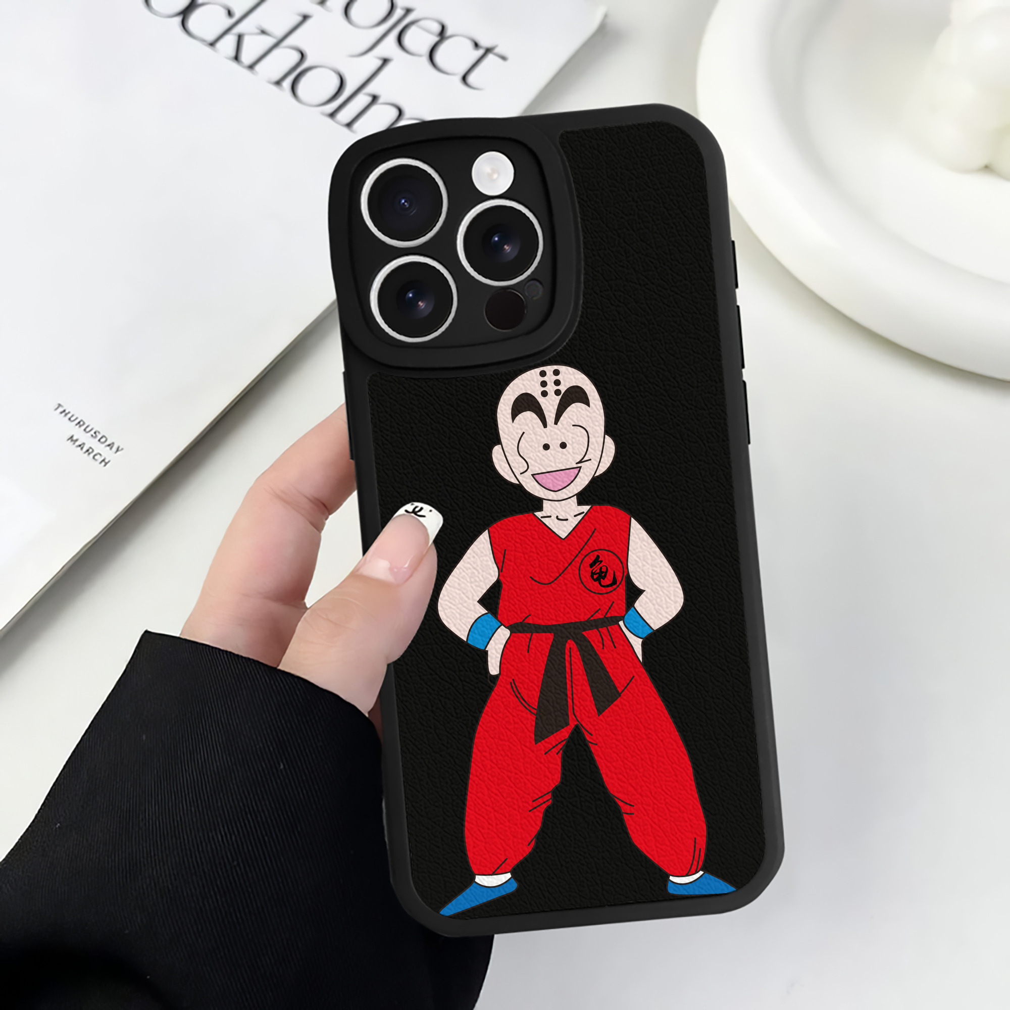 （画像用） ドラゴンボール クリリン DRAGON BALL krillin 【iPhone 16シリーズ対応】シリコンスマホケース（レザー調） 材質：シリコン